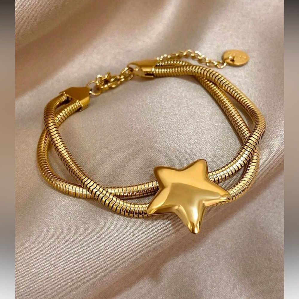 Gold Star Bracelet Q14